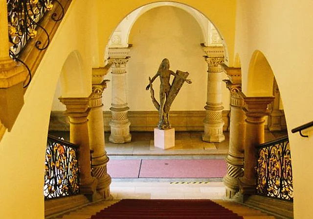 Haupttreppe und Durchfahrt im Erdgeschoss