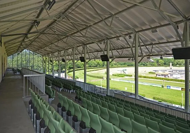 große Tribüne, Zuschauerränge