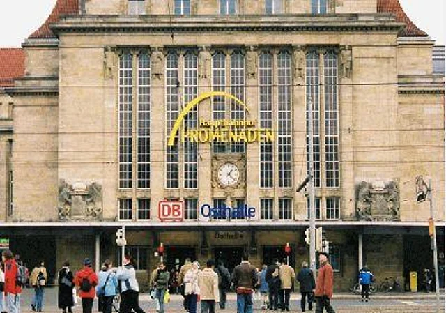 Vorderseite, Eingang zur Osthalle, Süden