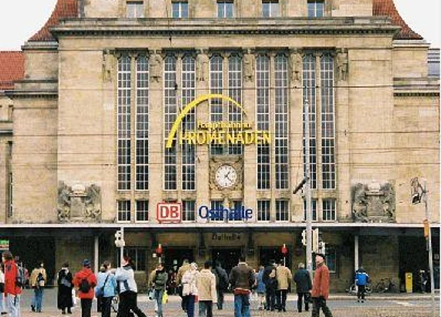 Vorderseite, Eingang zur Osthalle, Süden 