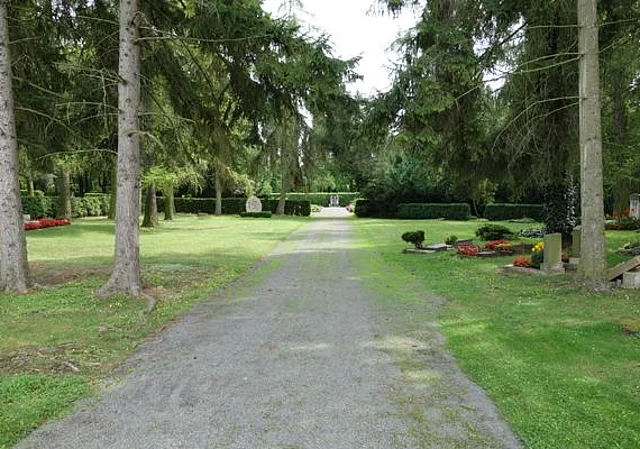 Weg zum Soldatenfriedhof