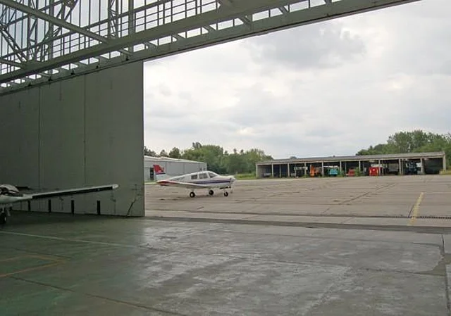 Flugzeughalle (Blick nach Außen)