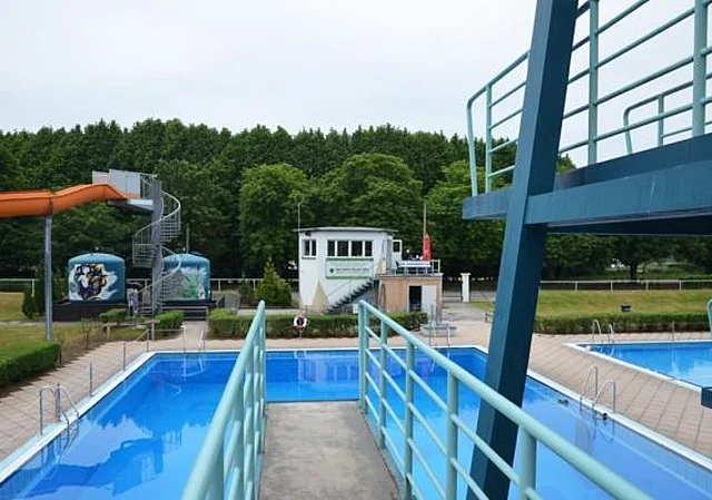 Blick vom 10m-Sprungturm zur Badaufsicht
