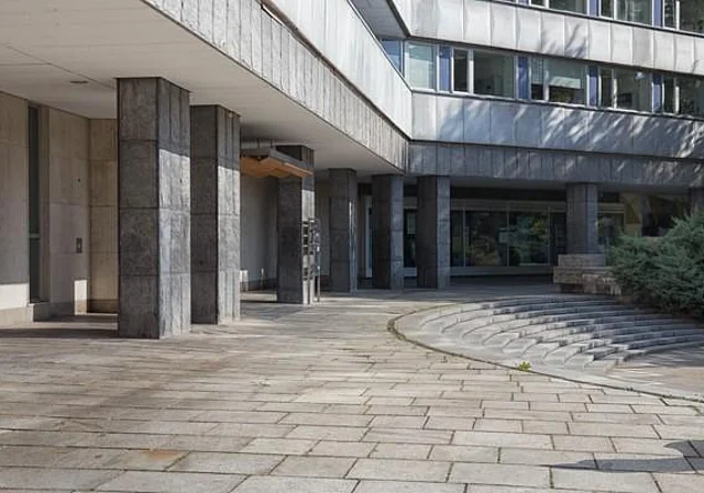 Eingang Bürohaus Blick nach Süden