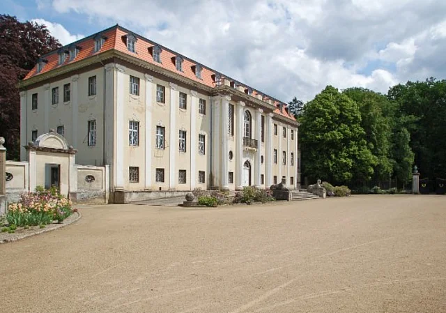 Neues Schloss Tangerhütte, Vorderseite