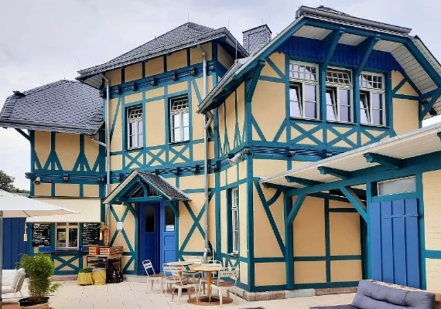 Verwaltungsgebäude mit Gastronimie