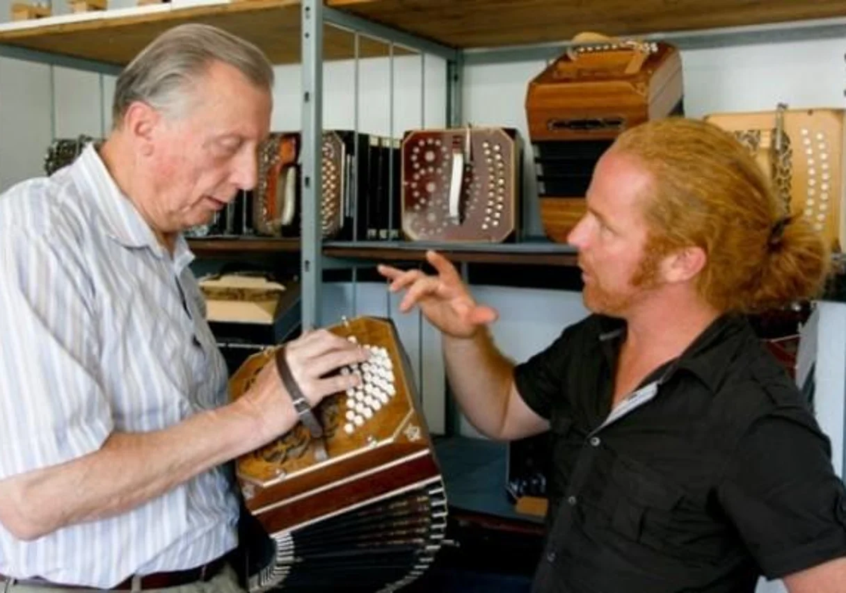Rudi Vodel und Hayden Chisholm in der Bandonion- und Concertinafabrik Klingenthal