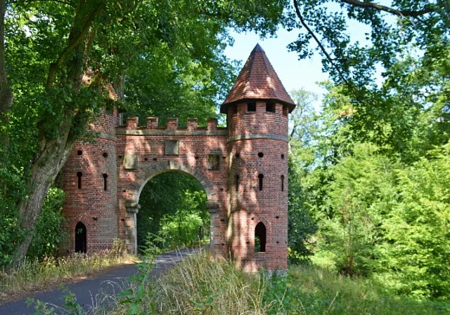 Sieglitzer Berg, Neugotisches Burgtor