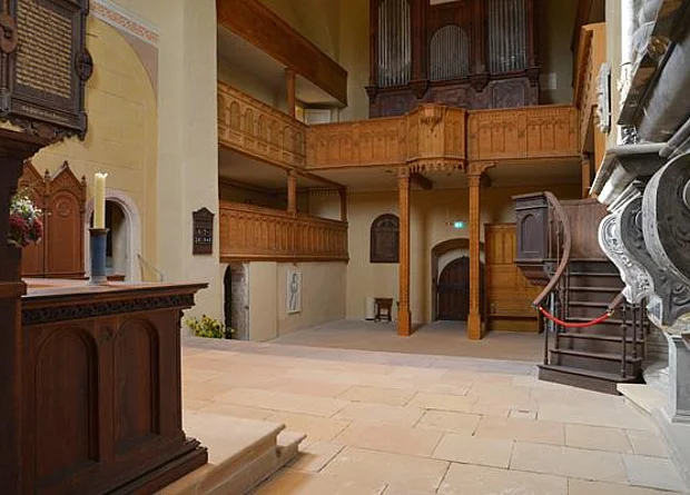 Schlosskirche, Blick zu Empore und Orgel 
