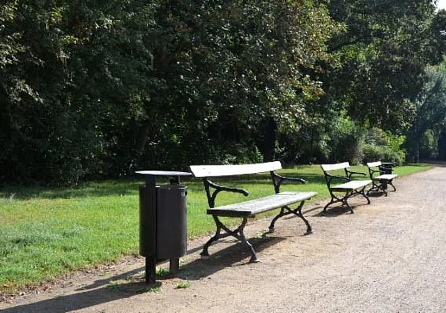 Johannapark, Sitzbänke an der Lutherkirche