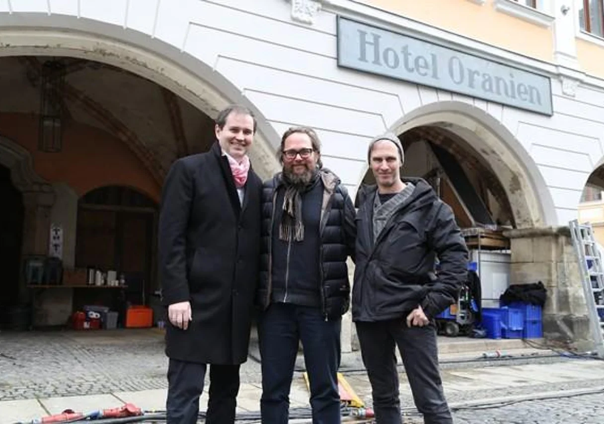 Markus Görsch (MDM), Robert Schwentke und Frieder Schlaich am Set in Görlitz