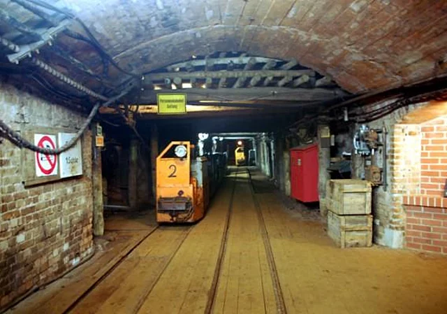 Schaubergwerk, Umstieg von Seilfahrt in die Grubenbahn in 283m Tiefe