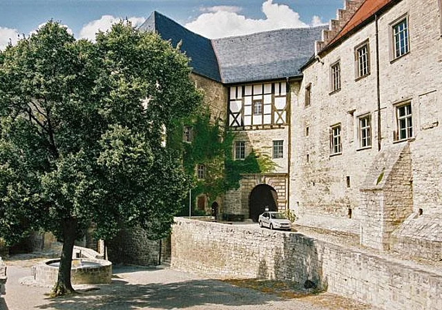 südlicher Burghof, Blick zum Löwentorhaus nach Nordost