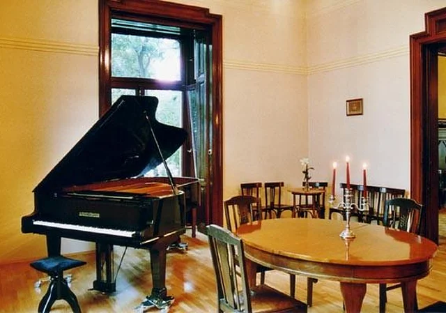 Musiksalon, EG