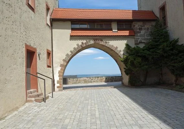 Torbogen zwischen Logier- und Herrenhaus Südseite