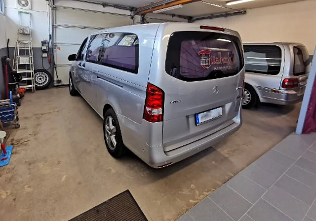 Garage mit Leichenwagen