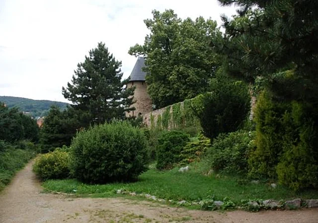 Park unterhalb der alten Stadtmauer nach Südwest
