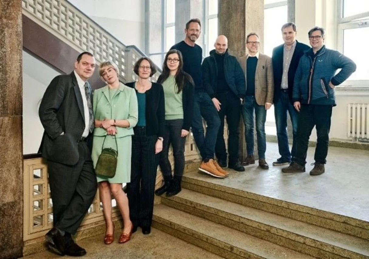 Team und Förderer am Set in Dessau