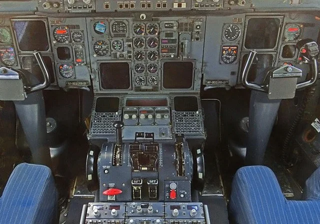 Airbus A310, Cockpit