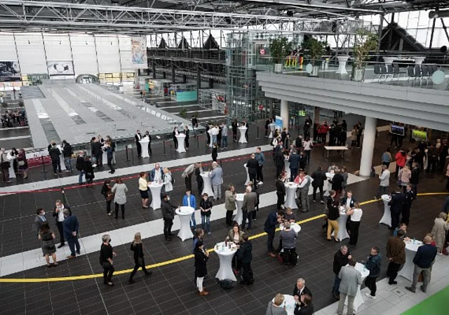 Flughafenhalle, Konferenz- und Abflugebene