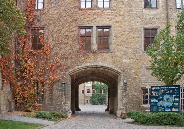 Toreinfahrt in den Schlosshof nach Osten