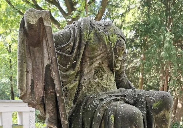 sitzende Grabstatue