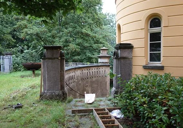 Zugang zu Ringmauer und Wirtschaftsgebäude