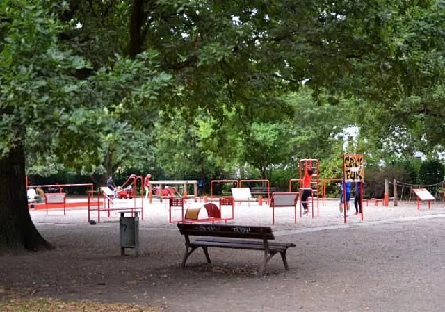 Clara-Zetkin-Park, Spielplatz an der AOK