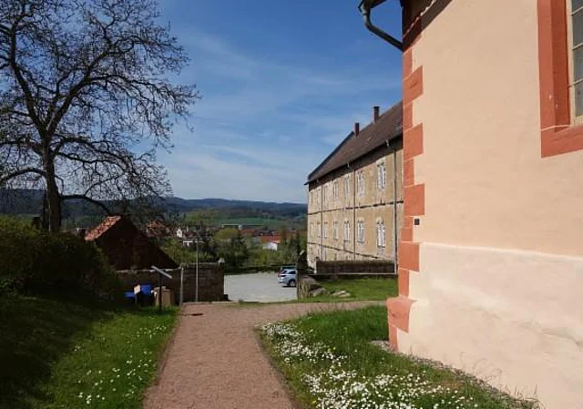 Blick von der Basilika zum Parkplatz