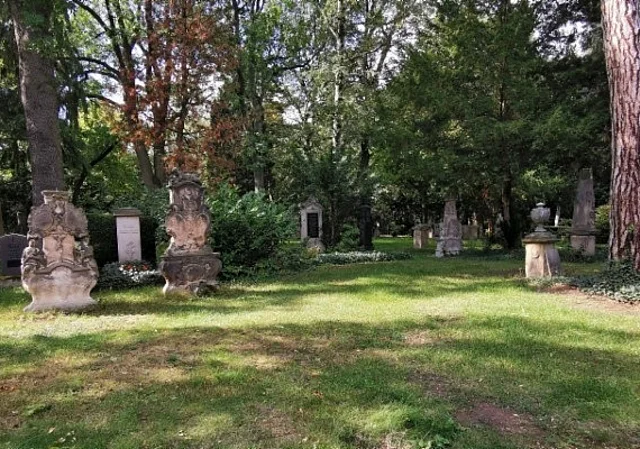Blick auf Wiese mit historischen Grabsteinen