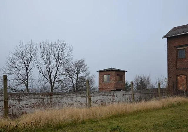 Wärterhaus vor dem Westflügel