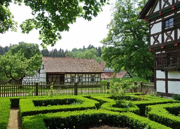 Bauerngarten am Fachwerkhaus aus Witzelroda 
