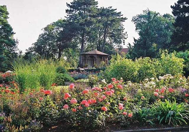 Blick zum historischen Pavillon