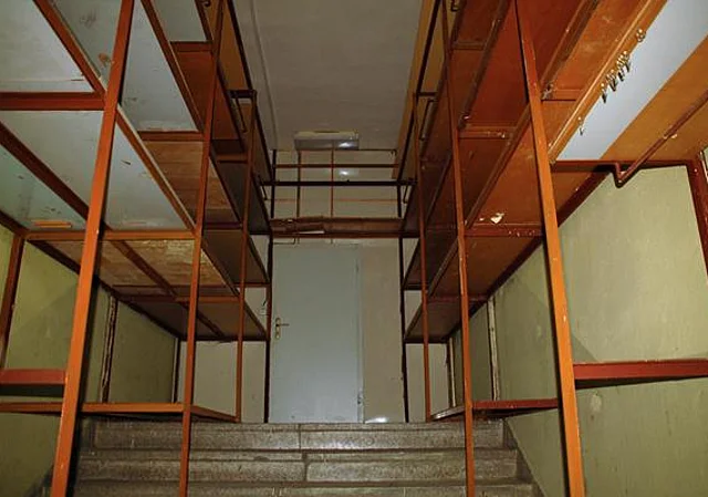 Neubau, Regale im Durchgang zum Altbau
