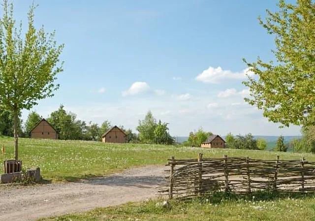 Blick zu den Ausstellungshäusern