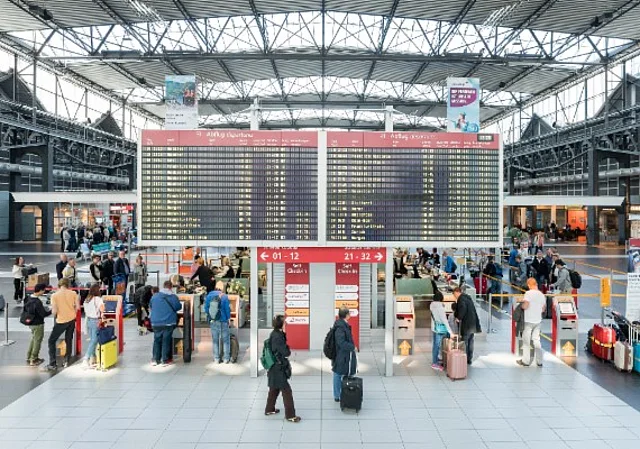 Flughafenhalle, Abflugtafel und Check-in-Automaten