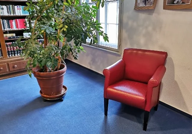 Stadtbücherei Weimar 1. OG Sessel im Lesebereich