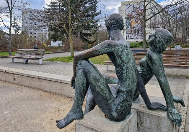 Am Gastronom, Skulptur "Junges Paar"