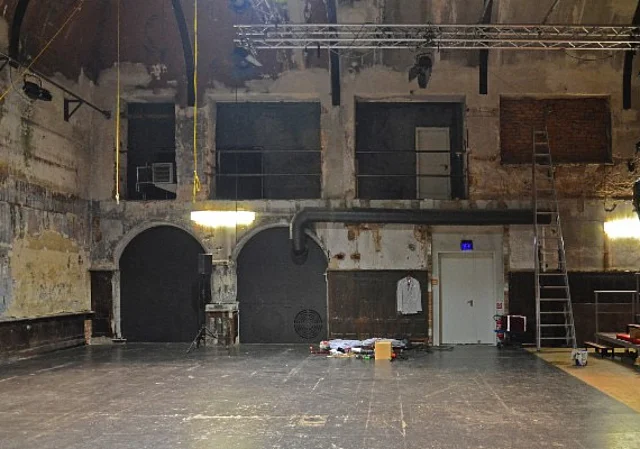 Westflügel Leipzig, Ballsaal (Zustand Bühnenboden vor der Sanierung), Bilick zur Empore