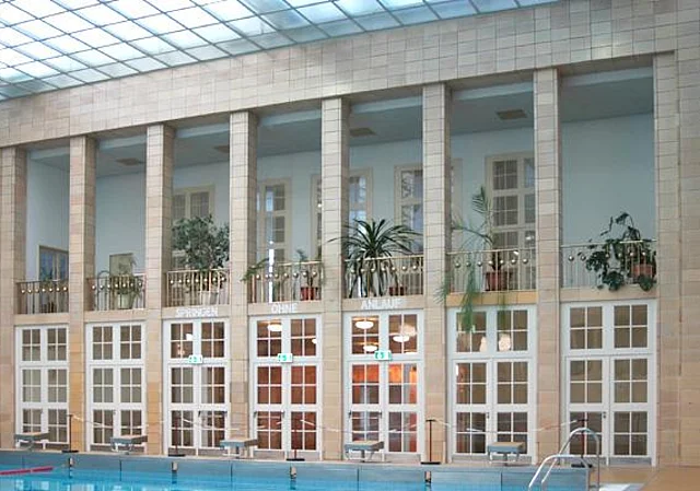 50 m-Schwimmhalle, Fensterfront zu den Foyers