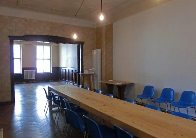 Großer Saal mit Flügeltür zu Salon