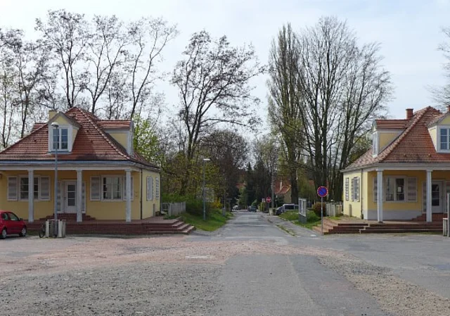 Pensionshäuser, Einfahrt
