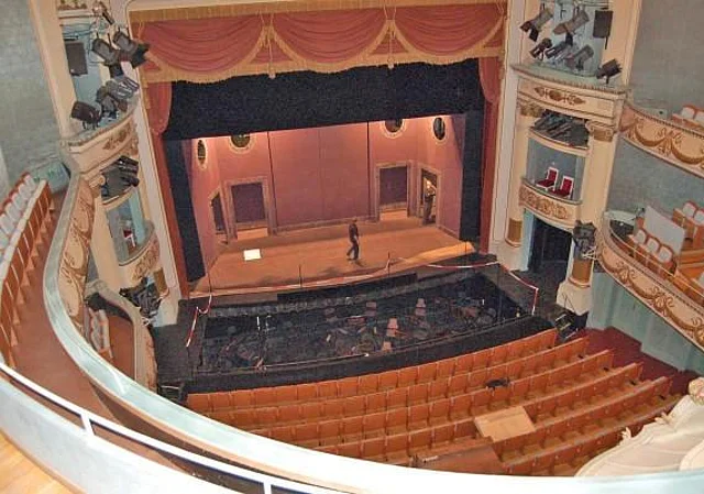 Bühne und Orchestergraben