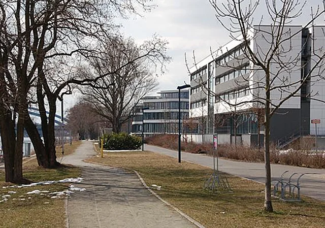 Blick zum IFF und zum Elbe Office am Sarajevo-Ufer nach Südwest
