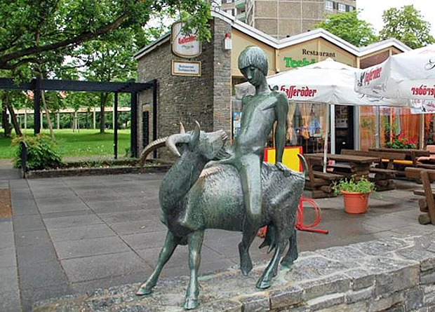Skulptur am Teehäuschen 