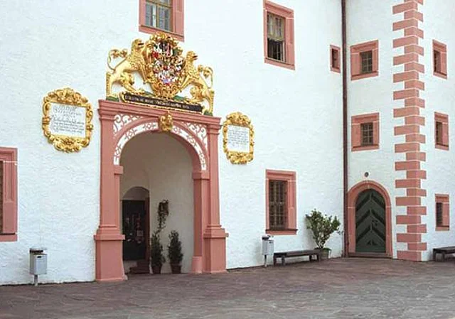 Wappentor, Südseite
