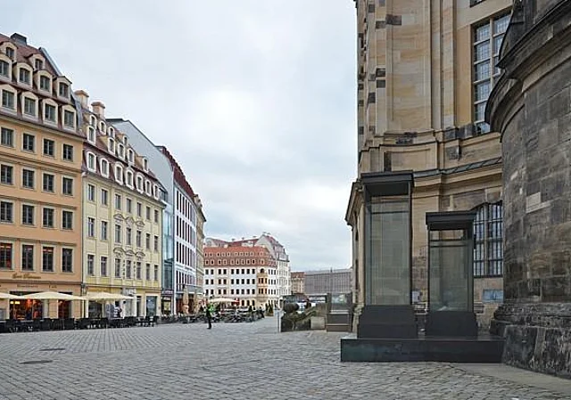 Frauenkirche, Quartier III (li.) und Quartier VI (mi.)