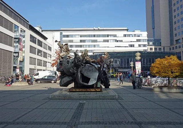 Nordflügel mit Stella-Plastik