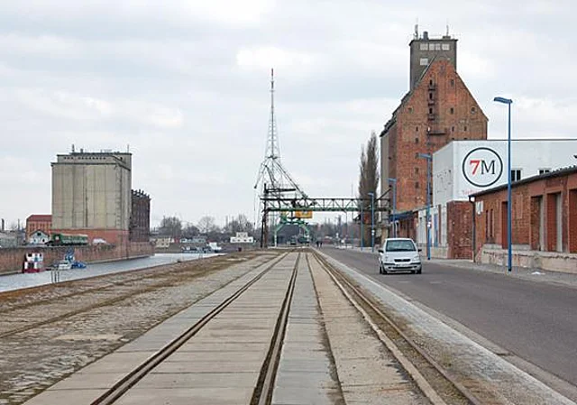 Blick entlang des Hafen-Beckens nach Nordost