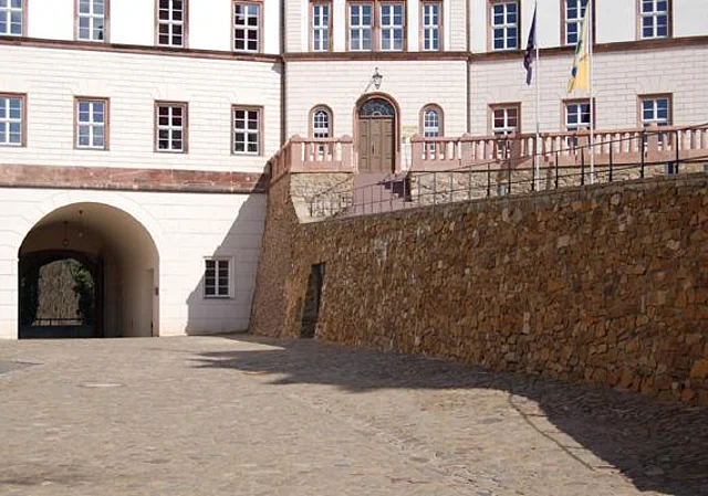 Vorderer Schlosshof mit Krankenhausanbau (JH)